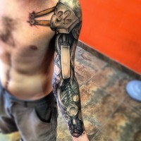 Tattoo von Roboterarm aus Eisen mit Halteriemen auf der Schulter