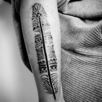 Tatuaje en el antebrazo, pluma tribal encantadora