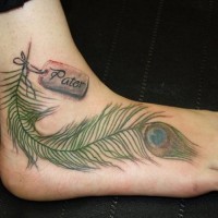 Coole üppige grüne Pfauenfeder Tattoo am Fuß