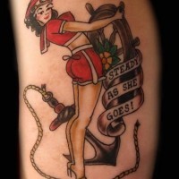 Tatuaje  de chica marinera linda con timón y ancla, old school