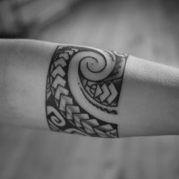 Cool ornated black-and-white band tattoo on forearm