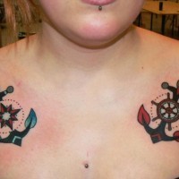 Tatuaje en el pecho,  anclas de colores azul y rojo iguales preciosas