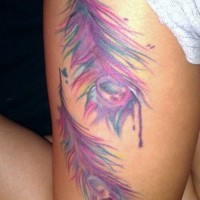 Tatuaje  de plumas de pavo real hermosas púrpuras