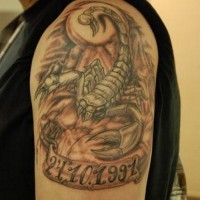 Tattoo vom coolem Skorpion auf dem roten Hintergrund mit Datum  für Männer am Oberarm