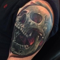 Cooles Totenkopf Tattoo auf der Schulter