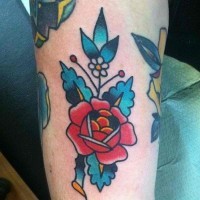 Coole traditionelle Blume Tattoo am Arm