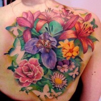 fresco vivaci colori fiori tropicali tatuaggio su schiena
