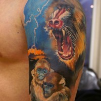 Oberarm Tattoo mit schreiendem Pavian und kleinen Äffchen