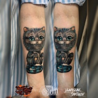 Lindo tatuaje de Cheshire Cat en el antebrazo