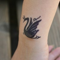 Netter schwarzer Schwan mit Krone und Zitat Tattoo am Arm