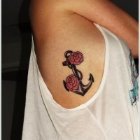 carina ancora nero con fiori rossi tatuaggio su costolette