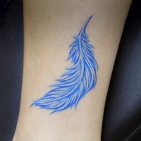 carina piuma blu tatuaggio su gamba