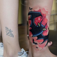 Tatuagem de morcego bonito dos desenhos animados na perna