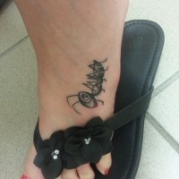 Süßes Fuß Tattoo mit mädchenhafter schwarzweißer Zeichentrickameise