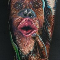 particolare colorato scimpanze` tatuaggio su stinco di uomo