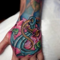 Netter farbiger Oldschool Anker mit Rosen Tattoo an der Hand