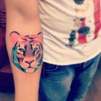 Farbtattoo von süßem Tiger am Unterarm für Jungs