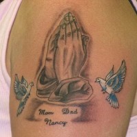 bei colombi con mani pregando e scritto tatuaggio a mezza manica