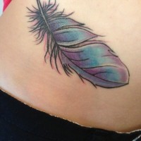 Tatuaje en la cintura, pluma delicada de color