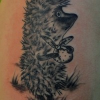 Oberarm Tattoo mit süßem mädchenhaftem schwarzweißem Igel mit weißem Bündel aus russchischem Trickfilm