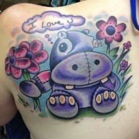 Nettes girly cartoonisches Violett Flusspferd mit Blumen und Zitat Tattoo am Rücken