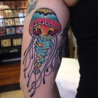 bella colorata medusa femminile tatuaggio su braccio
