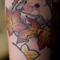 carino animale riccio con foglie d' autunno tatuaggio femminile