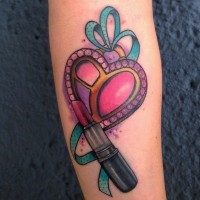 Mädchenhaftes Tattoo von süßem  als ein Herz gestaltetem Lidschatten mit einer Schleife  und Lippenstift am Unterarm