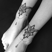 Tatuagens femininos bonitos nas pernas