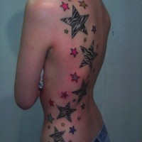 Tatuaje en la espalda,
estrellas de colores y impreciones deferentes