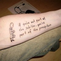 Tattoo von fein geschriebenem Zitat mit interessanter Schrift mit einem Mensch am Arm