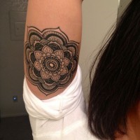 carina piccola inchiostro nero fiore mandala tatuaggio per ragazza braccio superiore