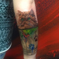 Lindo gatito en el tatuaje de cristal