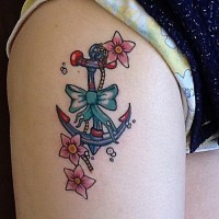 Tatuaje  de ancla grácil con lazo verde y flores rosas,  old school