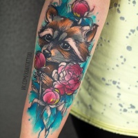 Lindo tatuaje de mapache y flores en la muñeca
