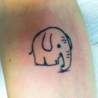 Einfaches süßes Tattoo mit schwarzer Elefantenkontur am Unterarm