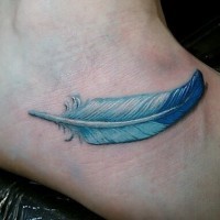 carina piccola piume blu tatuaggio su piede