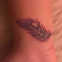 Tatuaje en el tobillo,  pluma púrpura grácil con corazón diminuto