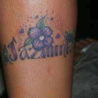 Nette violette Jasmin Blume mit Zitat Tattoo am Schienbein