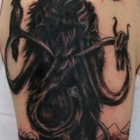 Dunkles Oberarm Tattoo mit Mammut und Raben