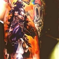 Tatuaje en el brazo,
vikingo malo a caballo