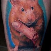 Tattoo mit erschrockenem haltendem mänschlischen blutenden  Finger rotem Hamster auf blauem Hintergrund