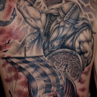 Tatuaje en la espalda,
vikingo enfadado y barco