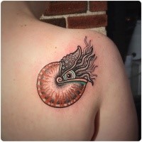 Tatuaggio scapolare colorato in stile dotwork di carino nautilus