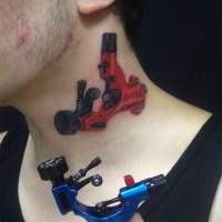 Tatuagem de libélula mashine no pescoço