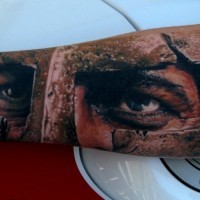 Tatuaje en el antebrazo, diseño de ojos de guerrero en casco