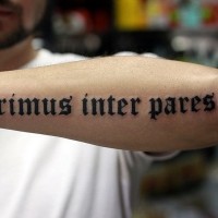 Tatuaje en el antebrazo,
cita latina, letra gótica