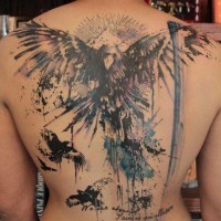 Tatuaggio impressionante sulla schiena i corvi
