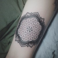 elegante inchiostro nero fiore di vita tatuaggio su braccio