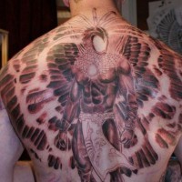 Tatuaje en la espalda,
hombre águila sin rostro